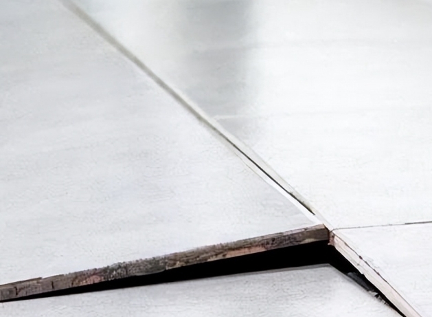 个旧瓷砖空鼓维修公司专业分享瓷砖空鼓是由多种因素共同作用导致的，主要包括以下几个方面